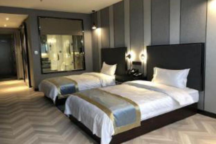 Room 5 of 6