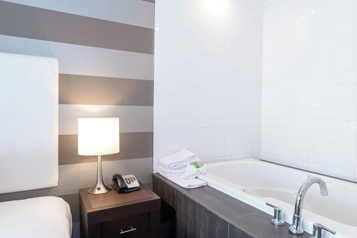 Jetted tub