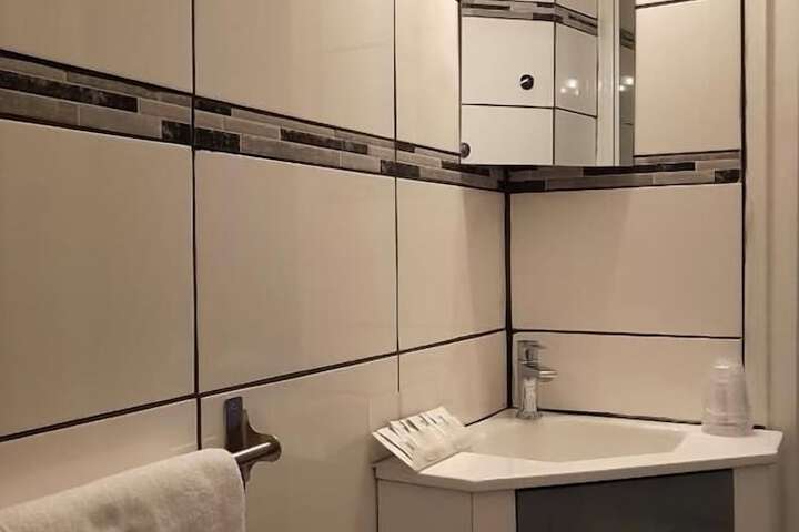 Room 16 of 25