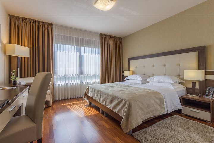 Room 3 of 90