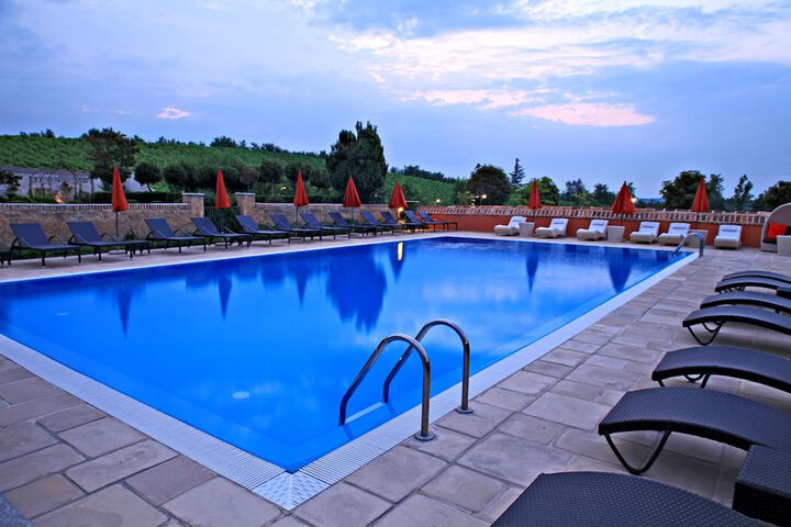 Pool 19 of 35
