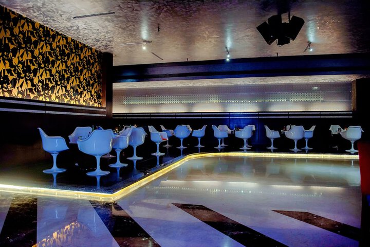 Lounge 41 of 49