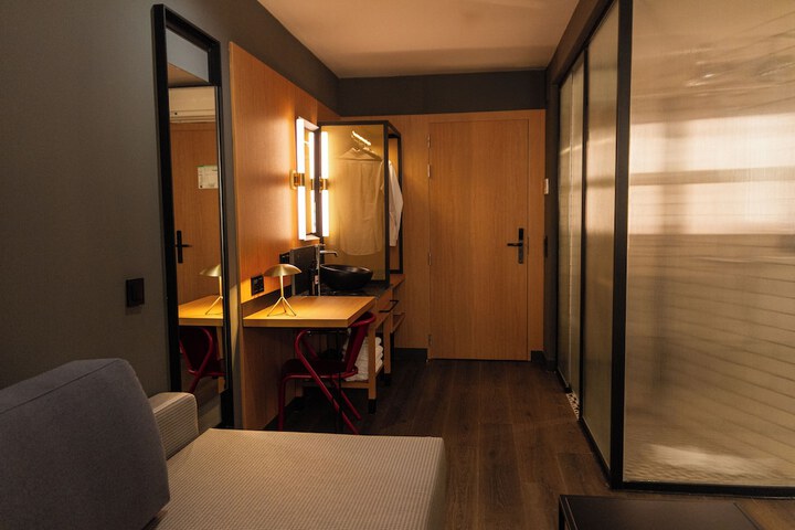 Room 41 of 77