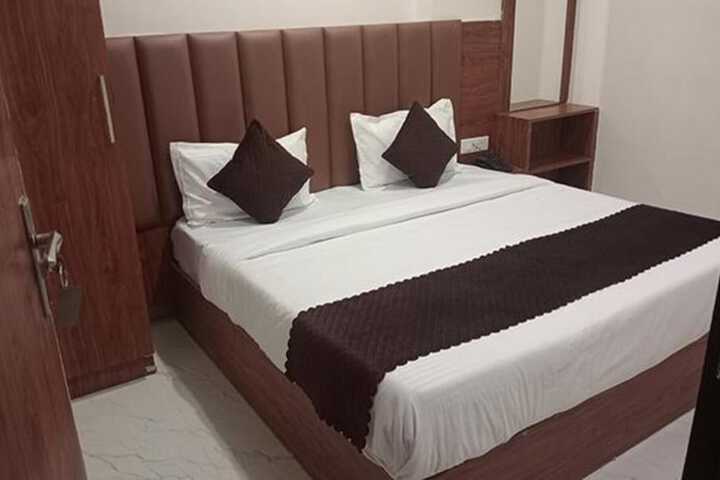 Room 8 of 18