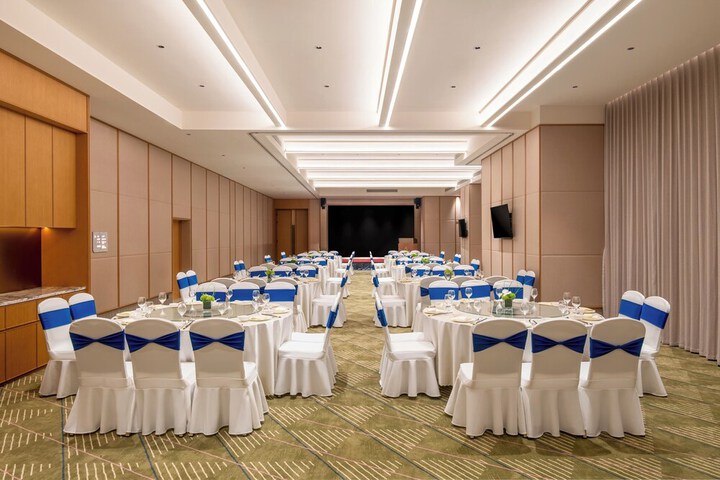 Ballroom/Hall 68 of 98