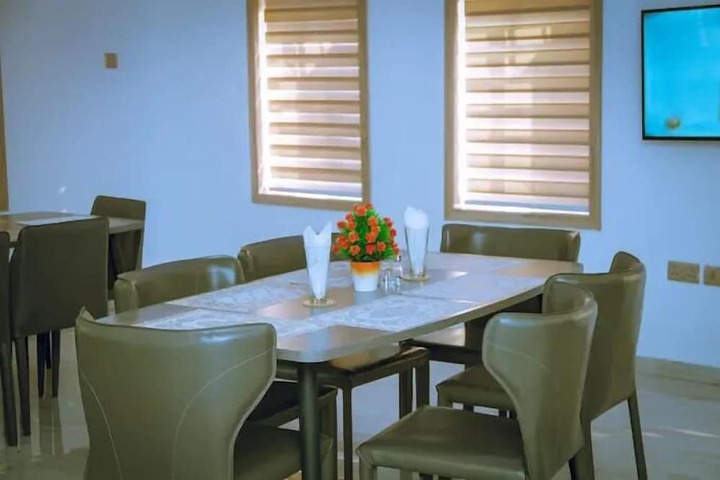 Dining 14 of 43