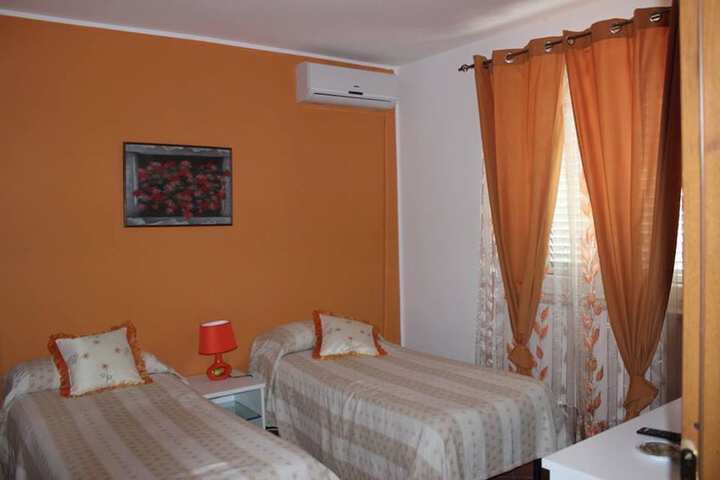 Room 6 of 10