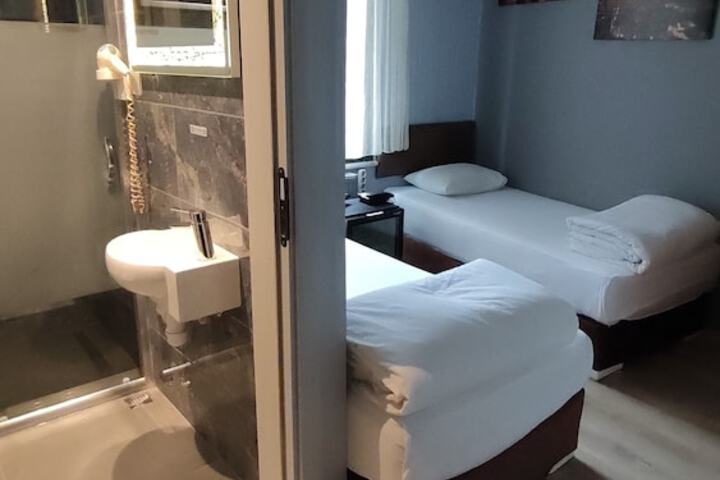 Room 49 of 100
