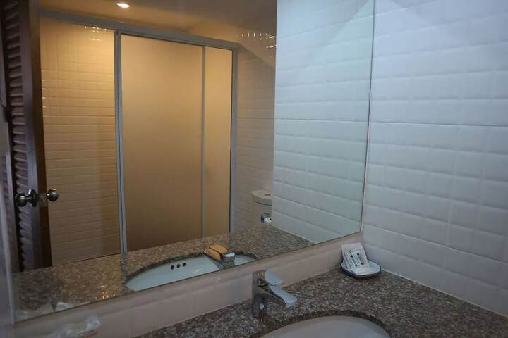 Room 27 of 43