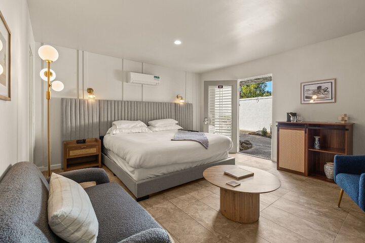 Room 2 of 77