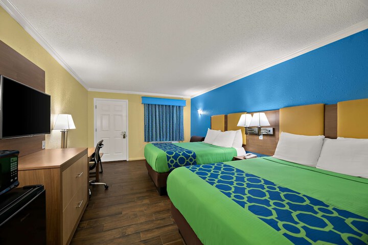 2 Queen Beds High Speed Internet Accessible Microwave and Refrigerator Work Desk Continental (1 of 7)