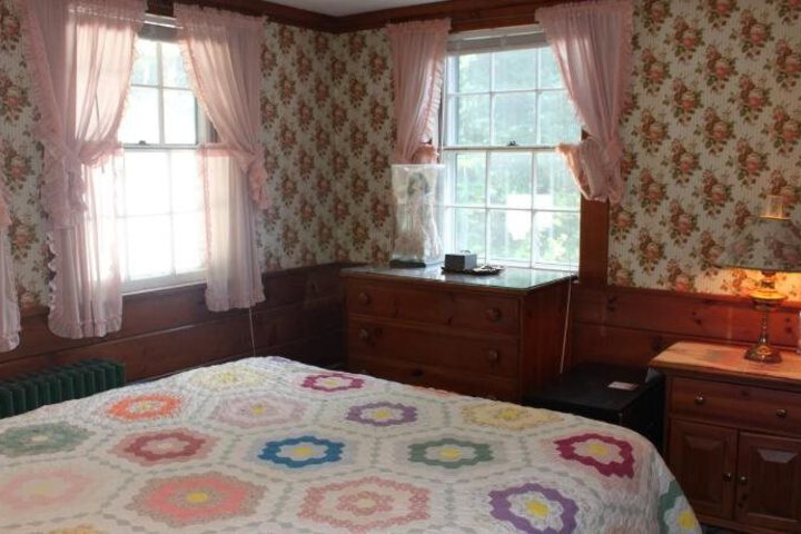 Image of WHITE TRELLIS MOTEL
