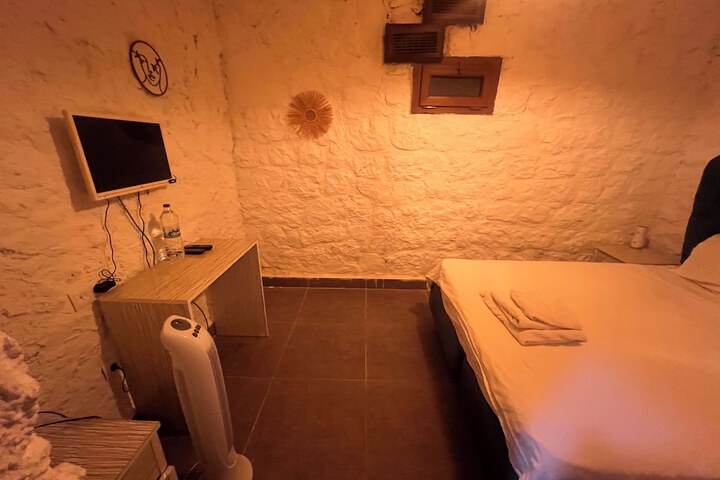 Room 27 of 103