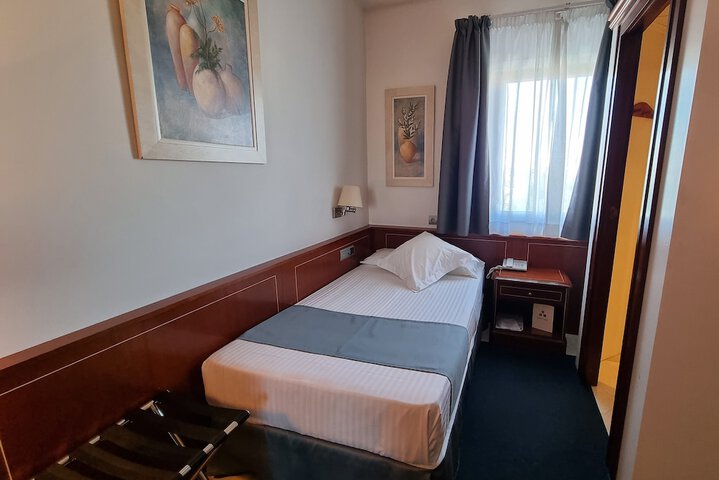 Room 7 of 30