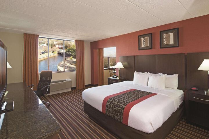 1 King Bed (4 of 10)