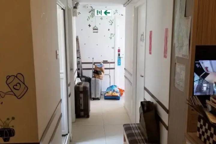 Room 4 of 12