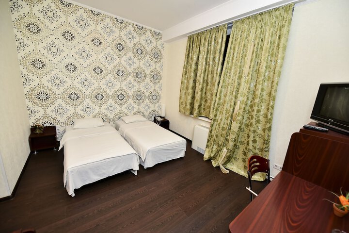 Room 6 of 18