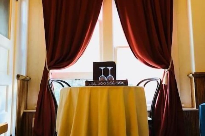 Dining 9 of 10