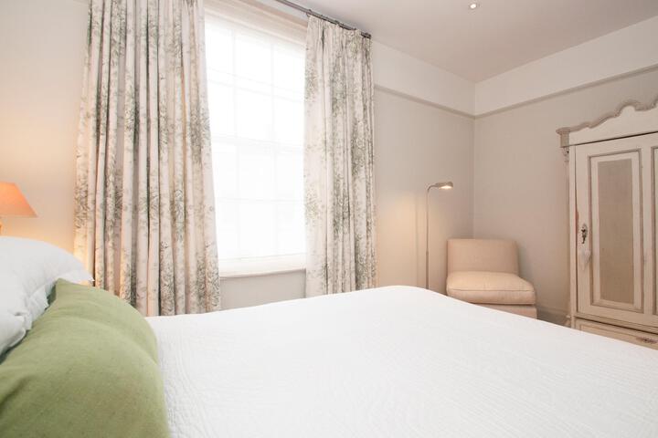 Room 2 of 6