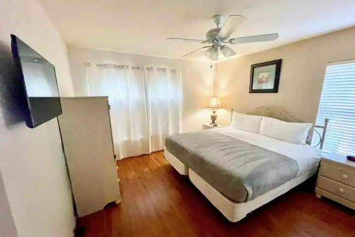 Room 5 of 28