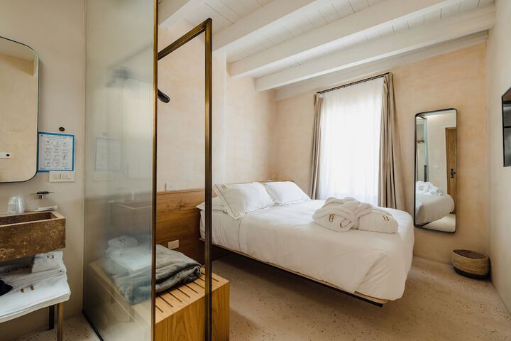 Room 7 of 72