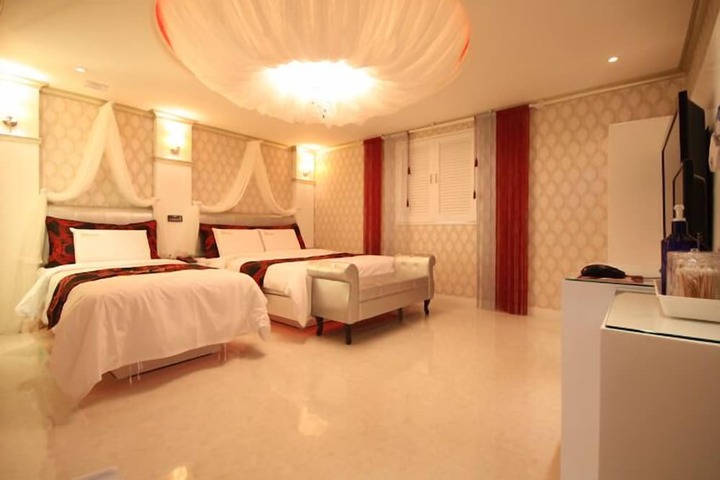 Room 17 of 33