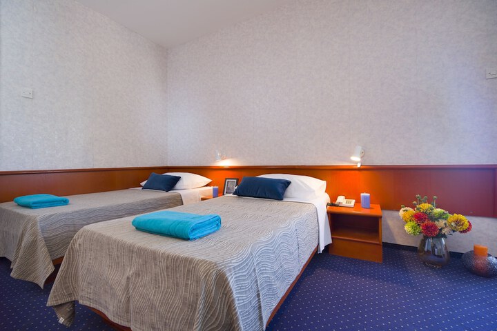 Room 6 of 53