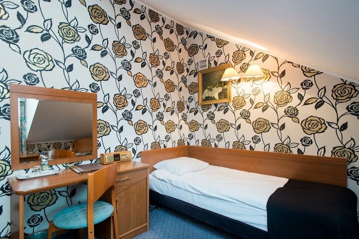 Room 5 of 27
