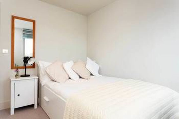 Room 10 of 32