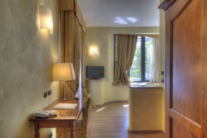 Room 32 of 67