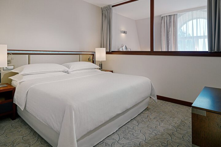 Room 25 of 143