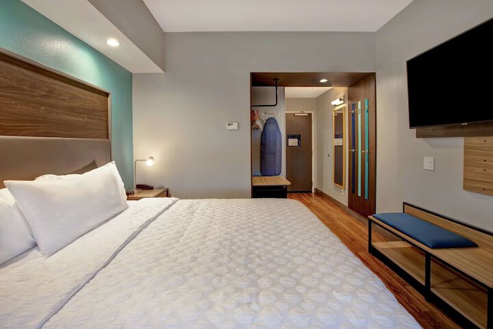 1 King Bed (6 of 15)