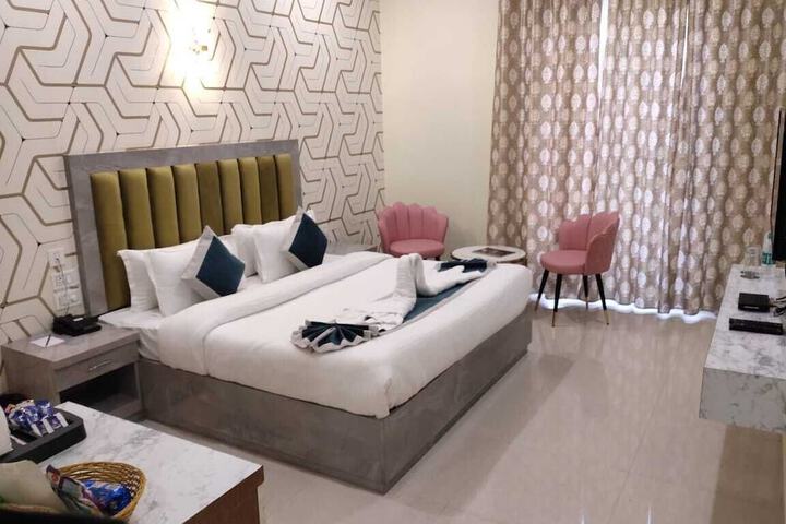 Room 7 of 19