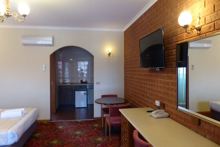 Room 3 of 83