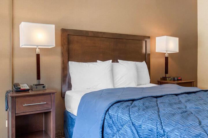 1 Queen Bed (9 of 9)