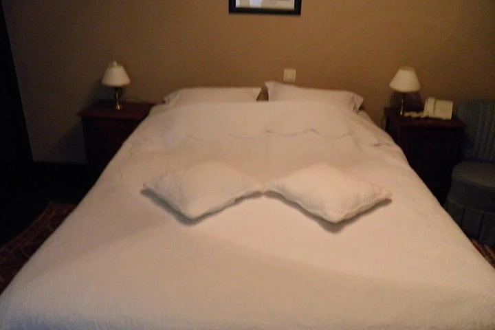 Room 4 of 10