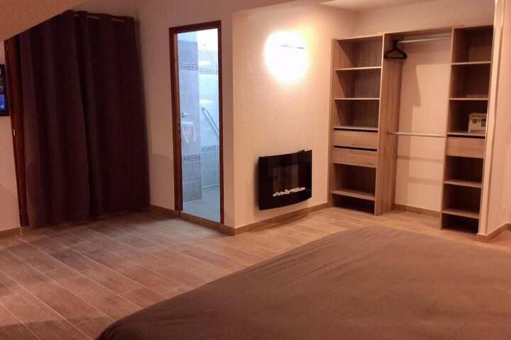 Room 6 of 28