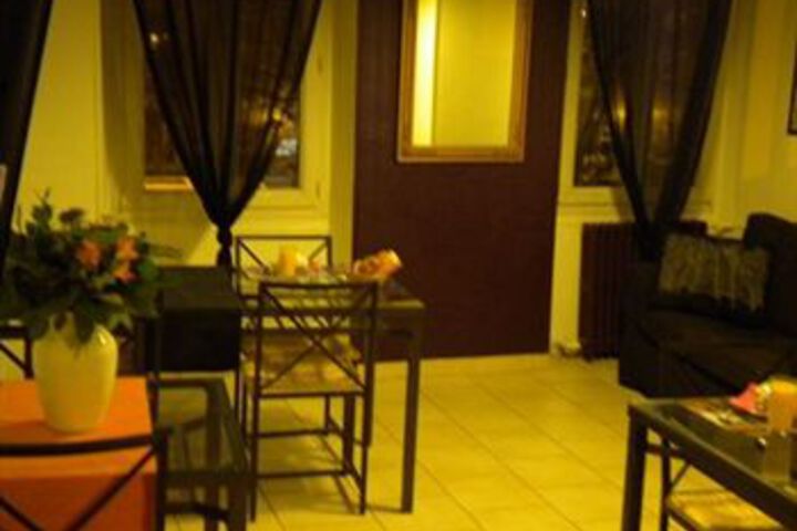 Dining 8 of 17