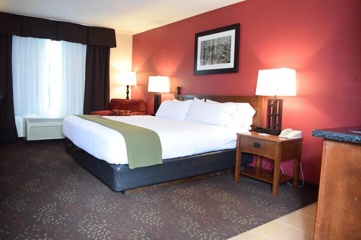 1 King Bed (3 of 10)