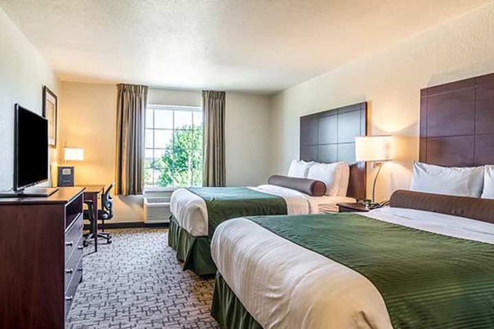 2 Queen Beds (7 of 8)