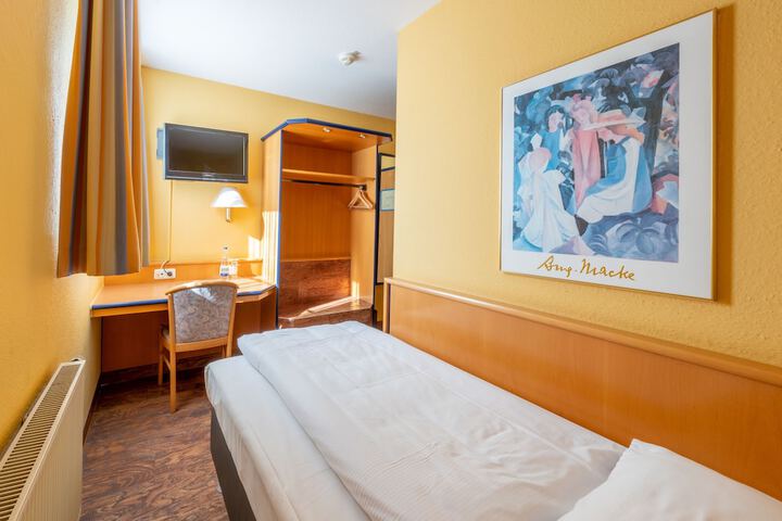 Room 13 of 38