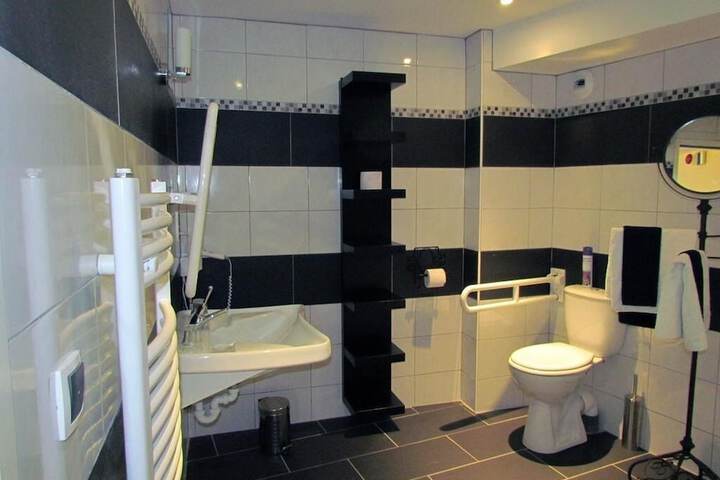 Room 4 of 9