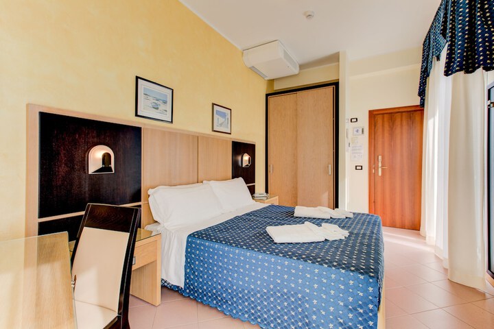 Room 17 of 76