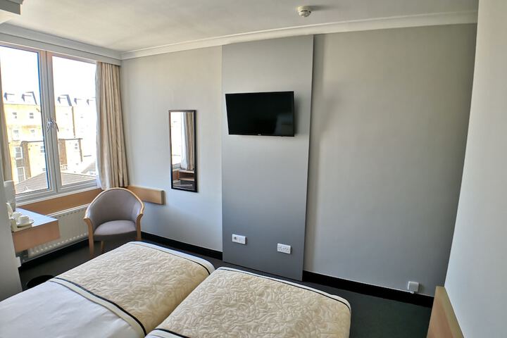 Room 7 of 44