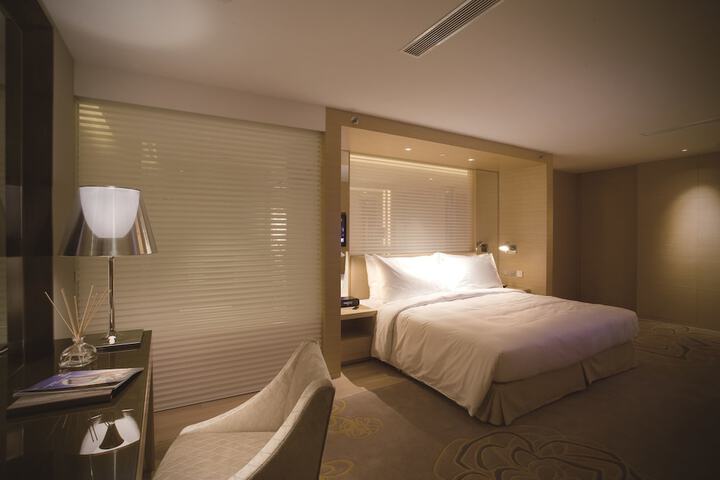Room 13 of 37