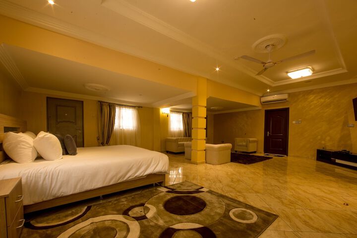 Room 6 of 130