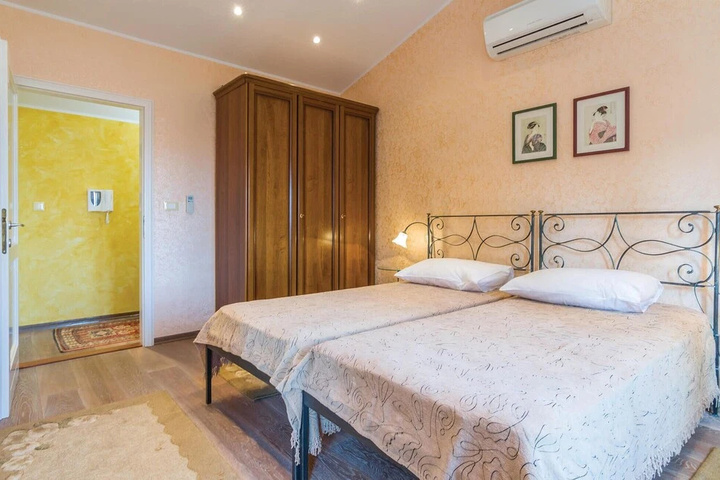 Room 5 of 19