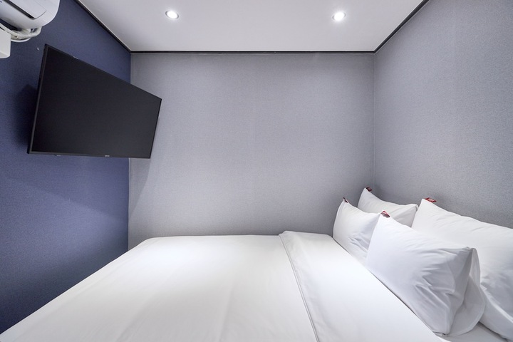 Room 5 of 16
