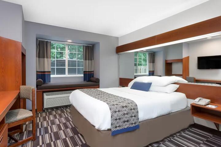1 Queen Bed (6 of 21)