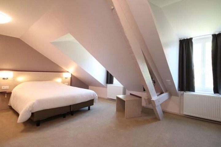 Room 10 of 19